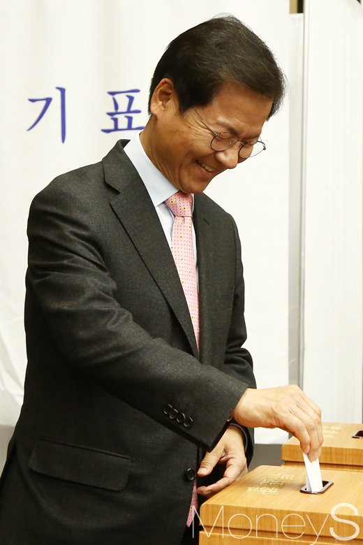 [머니S포토] 대권주자로 나선 천정배, '미소 활짝 머금고 투표'