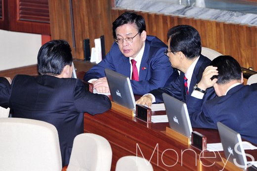 [머니S포토] 동료의원들과 논의하는 새누리당 정우택