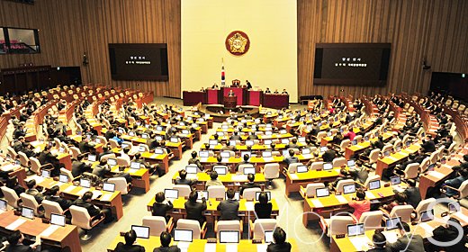 [머니S포토] 여-야 의원 앞에서 당선소감 전하는 정우택 신임 국회 운영위원장