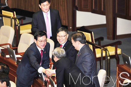 [머니S포토] 동료 의원들 축하받는 정우택