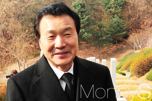 김근태 손학규. 손학규 전 민주당 대표가 지난달 서울 동작구 국립서울현충원에서 열린 김영삼 전 대통령 서거 1주기 추모식에 참석하고 있다. /사진=임한별 기자