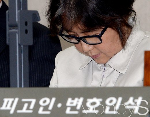 삼성 후원 최순실. 최순실씨가 지난 19일 서울 서초구 서울중앙지방법원에서 열린 첫 재판에 출석해 고개를 숙이고 있다. /사진=사진공동취재단