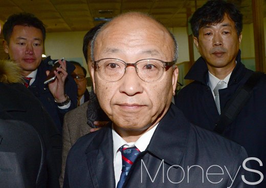 문형표 국민연금공단 이사장(가운데)이 지난달 서울 서초구 서울중앙지방검찰청에 참고인 신분으로 출석하고 있다. /사진=임한별 기자