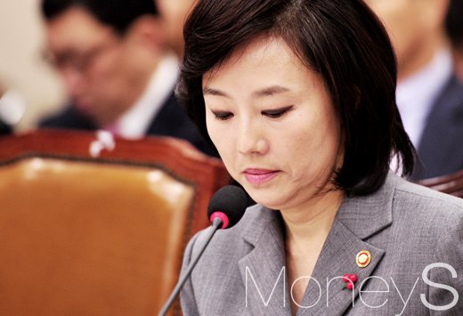 조윤선 문화체육관광부 장관이 지난 28일 국회에서 열린 교육문화체육관광위원회 전체회의에서 생각에 잠긴 듯한 표정을 짓고 있다. /사진=임한별 기자