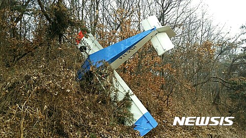 1일 오전 9시 8분께 경기 여주시 가남읍 한 공터에서 이륙 중이던 경비행기가 나무에 걸려 추락했다. /사진 = 경기도재난안전본부 제공