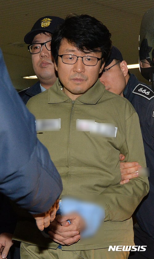 정유라 이화여대 재학 당시 정 씨의 대리 시험 등 학사 특혜를 준 의혹으로 긴급체포된 류철균(필명 이인화) 교수가 1일 오후 서울 강남구 '박근혜 정부의 최순실 등 민간인에 의한 국정농단 의혹 사건 규명을 위한' 특별검사 사무실로 소환되고 있다. /사진=뉴시스