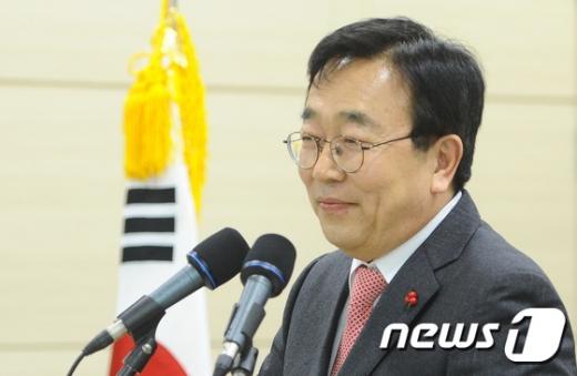 서병수 부산시장. 서병수 부산시장이 오늘(2일) 오후 부산 새누리당 부산시당에서 열린 신년인사회에서 인사말을 하고 있다. /사진=뉴스1