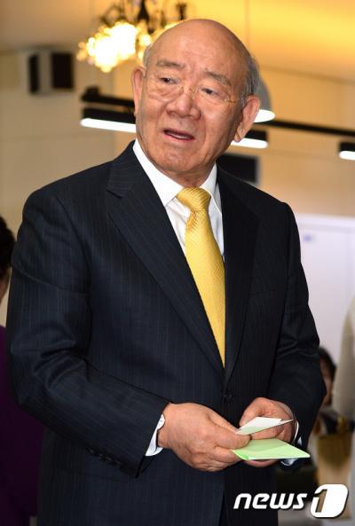 전두환 박근혜. 전두환 전 대통령이 지난해 4월 서울 서대문구 연희동주민센터에서 투표를 하기 위해 기다리고 있다. /사진=뉴스1 
