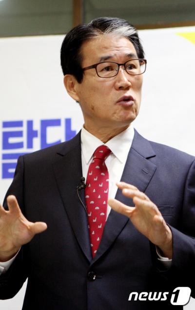 권오을 국회의원. 권오을 전 국회의원이 오늘(3일) 경북 안동시청에서 기자회견을 갖고 새누리당 탈당 및 개혁보수신당(가칭) 참여 의사를 밝히고 있다. /사진=뉴스1