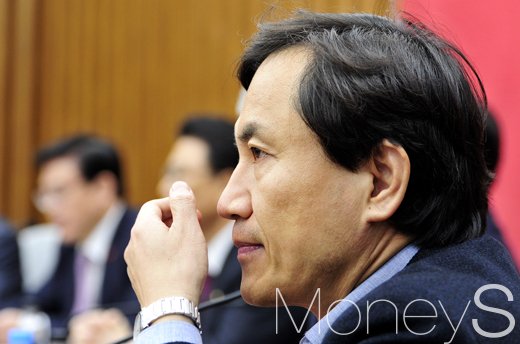 김진태 국회의원상 거부. 사진은 김진태 새누리당 의원. /사진=임한별 기자