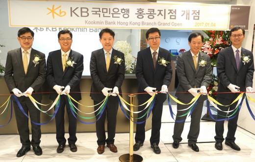 (왼쪽부터 세번째)KB국민은행 글로벌사업본부 박재홍 전무, (첫번째) KB국민은행 우상현 IB사업본부장, (두번째) KB국민은행 노재구 홍콩지점장, (네번째) 총영사관 성창훈 재경관, (다섯번째) 금융감독원 박연화 소장, (여섯번째) 포스코 이주태 법인장/사진=KB국민은행 