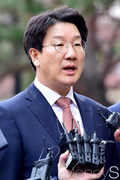 권성동 국회의원. 박근혜 대통령 탄핵심판 2차 변론기일인 5일 서울 종로구 헌법재판소에서 국회 탄핵소추위원장인 권성동 국회의원이 취재진 질의에 답하고 있다. /사진=임한별 기자