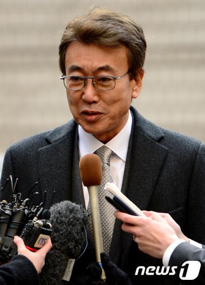 임선이. 정윤회씨가 지난 2015년 1월 서울 서초구 서울중앙지방법원에서 취재진의 질문에 답하고 있다. /사진=뉴스1