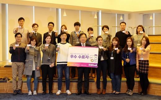 지난해 CPR교육을 수료한 라이나생명 임직원들이 기념촬영을 하고 있다. /사진=라이나생명