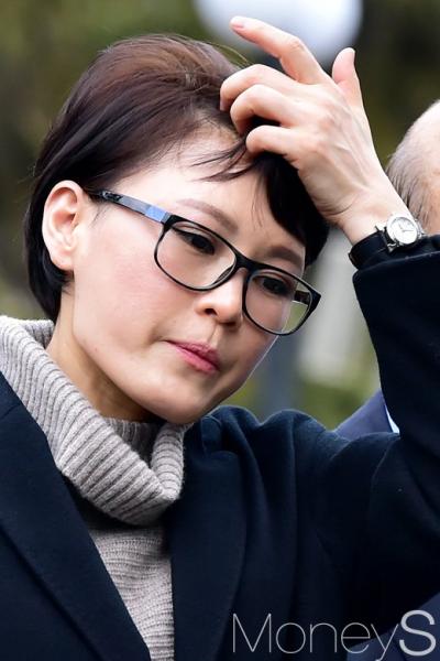 윤전추 행정관. 윤전추 청와대 행정관이 어제(5일) 서울 종로구 헌법재판소 대심판정에서 열린 박근혜 대통령 탄핵심판 2회 변론기일에 증인으로 출석하고 있다. /사진=임한별 기자