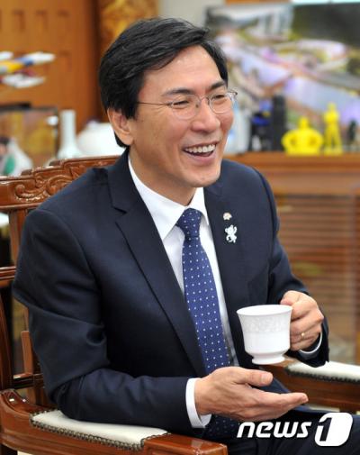 안희정 손학규. 안희정 충남지사가 오늘(6일) 강원 춘천시 강원도청을 방문해 차를 마시고 있다. /사진=뉴스1