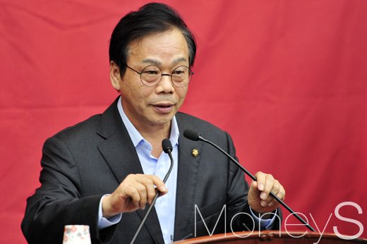 노승일 고소. 사진은 이완영 새누리당 의원. /자료사진=임한별 기자