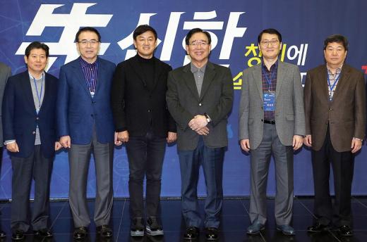 신한금융그룹은 경기도 기흥에 위치한 신한은행 연수원에서 지난 6일과 7일 이틀에 걸쳐 '2017년 신한경영포럼'을 개최했다. 이날 초청강연을 마치고 한동우 회장 및 그룹 CEO들이 강연자로 나선 성균관대 최재붕 교수와 기념촬영을 하고 있다.(왼쪽부터 강대석 신한금융투자 사장, 조용병 신한은행 행장, 최재붕 성균관대 교수, 한동우 회장, 위성호 신한카드 사장, 이병찬 신한생명 사장)