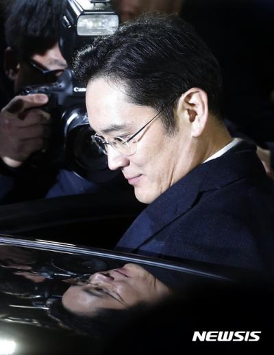 금명. 이재용 부회장 밤샘 조사. 이재용 삼성전자 부회장이 13일 특검 조사를 마치고 귀가하고 있다. /사진=뉴시스