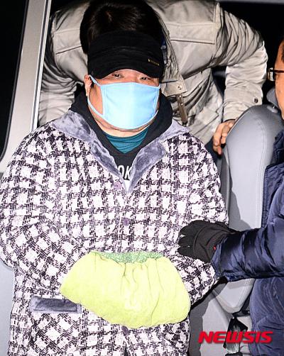 조희팔 오른팔 강태용 징역 22년. 역대최대규모 사기범 조희팔의 오른팔로 알려진 강태용이 7년간의 도피끝에 지난 2015년 12월 중국에서 체포돼 대구지방검찰청으로 압송되고 있다. /사진=뉴시스 