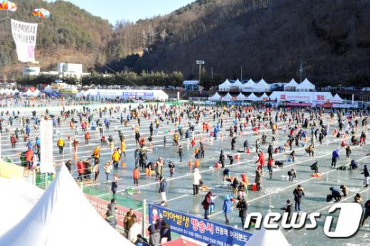 화천 산천어축제. 오늘(14일) 개막한 강원도 화천군 산천어축제에서 전국에서 모인 관광객들이 얼음낚시터를 가득 메우고 있다. /사진=뉴스1