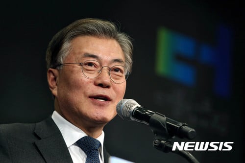 더불어포럼. 사진은 문재인 전 민주당 대표. 문재인 전 문주당 대표가 오늘(14일) 오후 국회 헌정기념관에서 열린 '더불어포럼' 창립식에서 축사를 하고 있다. /사진=뉴시스 