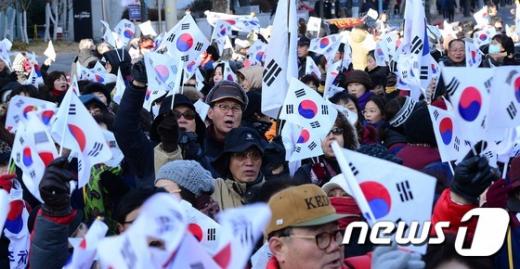 태극기 집회. 대형십자가. 12차 촛불집회. 오늘(14일) 오후 서울 종로구 대학로에서 열린 ‘탄핵 반대’ 맞불집회에서 '박사모' 등 보수단체 회원들이 박근혜 대통령의 탄핵 기각을 촉구하고 있다. /사진=뉴스1