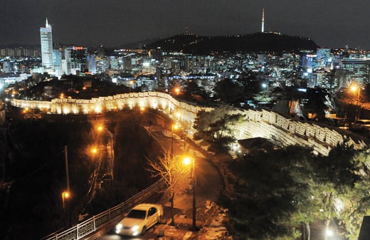 낙산성곽길 야경. /사진=뉴시스 DB