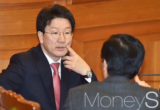[머니S포토] 탄핵심판 7차 변론, 귀엣말 나누는 권성동