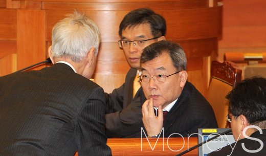 [머니S포토] 재판 앞서 논의하는 이중환-서석구