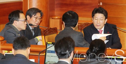 [머니S포토] 탄핵심판 7차 변론, 재판 앞서 대화 나누는 탄핵소추위원단