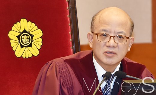 [머니S포토] 탄핵심판 7차 변론, '법률대리인단 출석 확인하는 박한철 소장'