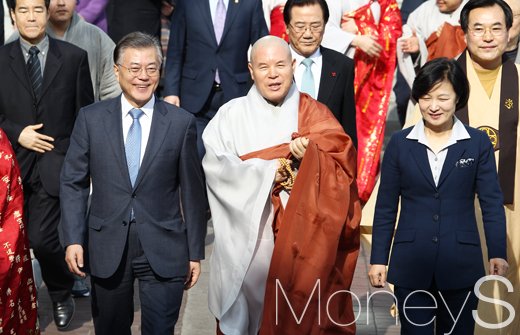 [머니S포토] 미소 활짝 머금은 문재인 그리고 추미애