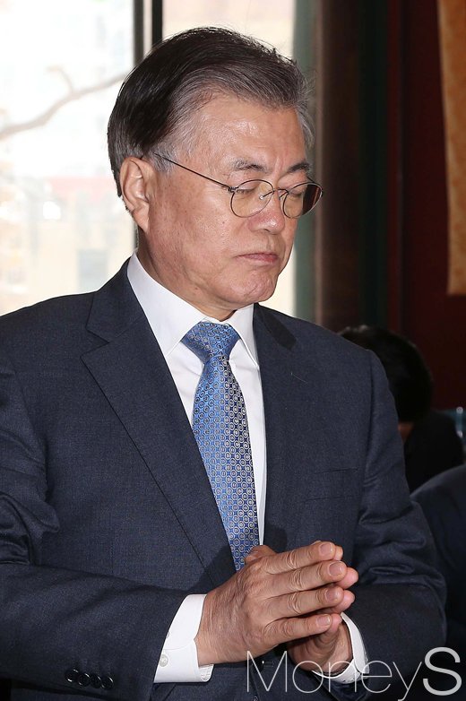 [머니S포토] 대권잠룡 문재인, '두눈 지그시 감고 합장'
