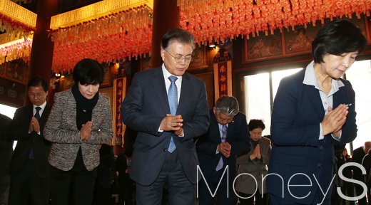 [머니S포토] 문재인-추미애 그리고 천정배, 조계사 법회 참석해 합장
