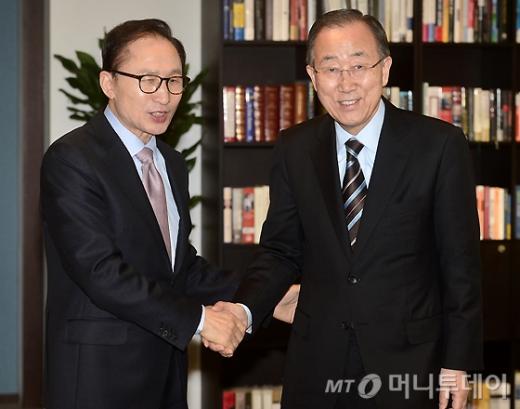 반기문 이명박. 왼쪽부터 이명박 전 대통령, 반기문 전 유엔 사무총장이 오늘(19일) 서울시 강남구 이 전 대통령 사무실에서 악수를 하고 있다. /사진= 홍봉진 기자