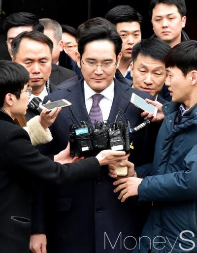 이재용 구속 기각. 사진은 이재용 삼성전자 부회장(가운데). /사진=임한별 기자