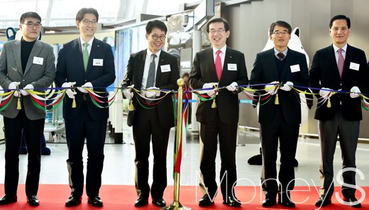 ▲(왼쪽부터) SK네트웍스 김이종 노조위원장, CJ푸드빌 정문목 대표이사, SK네트웍스 박상규 대표이사 사장, 인천국제공항사 정일영 사장, 서울지방항공청 김수곤 청장, 인천국제공항경찰대 조용식 대장