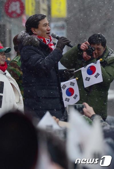탄핵 반대. 21일 태극기 집회. 김기춘 조윤선 구속. 사진은 김진태 새누리당 의원. /사진=뉴스1