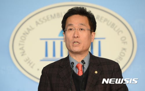 새누리당 당명. 사진은 함진규 새누리당 홍보본부장. 함진규 새누리당 홍보본부장이 오늘(26일) 서울 여의도 국회 정론관에서 새누리당 당명 공모 1차 후보당명을 발표했다. /사진=뉴시스