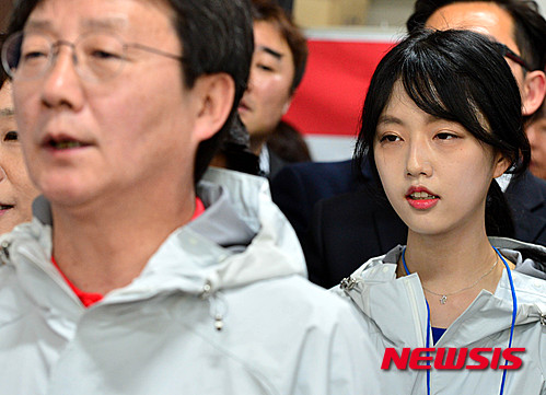 지난해 3월 유승민 의원의 선거대책위원회 발대식에 참석했던 딸 유담씨가 애국가를 부르고 모습./사진=뉴시스DB