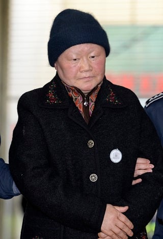 최순실씨의 딸 정유라씨의 이화여대 입시·성적비리 의혹을 받는 김경숙 전 이대 학장이 25일 오후 서울 강남구 대치동 특별검사 사무실에 소환되고 있다. /사진=안은나 뉴스1 기자 