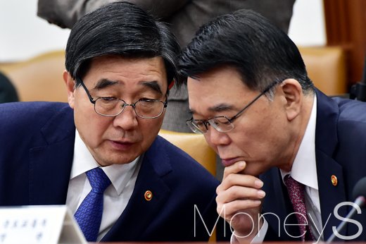 [머니S포토] 경제관계장관회의, 논의하는 이기권-강호인 장관