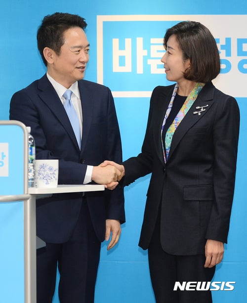 나경원 반기문. 나경원 새누리당 의원이 지난달 25일 서울 여의도 바른정당 당사에서 열린 대선출마 기자회견에서 대선출마를 선언한 남경필 경기지사와 인사를 나누고 있다. /자료사진=뉴시스