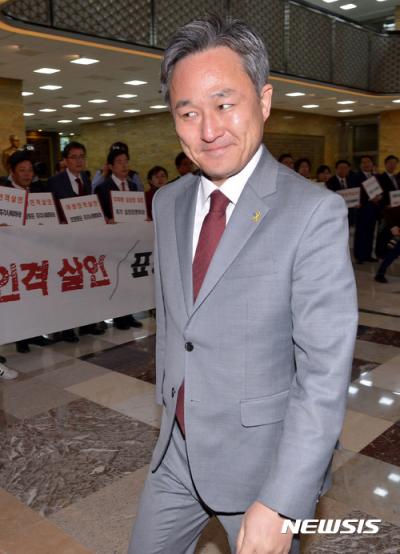 1일 오후 국회 본회의장 앞에서 새누리당 의원들의 표창원 민주당 의원 사퇴요구 시위를 벌이는 가운데 표 의원이 회의장에 입장하고 있다. /사진=뉴시스