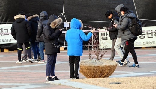 게임 '포켓몬고' 유저들이 지난달 30일 오후 전북 전주시 전라북도청 광장에서 게임을 즐기고 있다. 전북도청 광장은 포켓스탑(포켓몬을 잡는데 필요한 아이템을 얻을 수 있는 곳)이 다수 지정되어 있어 많은 유저들이 찾고 있다./사진=뉴스1DB