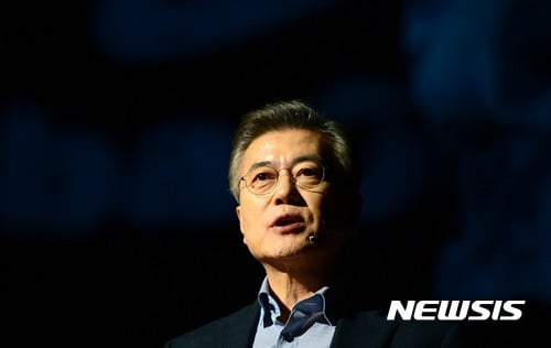 문재인 반기문 불출마에. 문재인 전 민주당 대표가 1일 오후 서울 영등포구 꿈이룸학교에서 '4차 산업혁명, 새로운 성장의 활주로'를 주제로 한 기조강연을 하고 있다. /자료사진=뉴시스