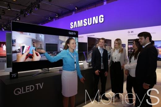 삼성전자 모델이 메탈 소재를 적용한 삼성전자만의 퀀텀닷 기술이 적용된 QLED TV를 소개하고 있다. /사진=삼성전자 제공