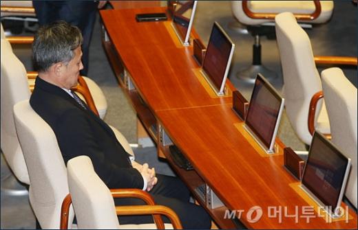 표창원 당직정지. 누드 풍자화. 표창원 의원이 2일 국회 본회의장에 앉아 있다. /사진=머니투데이