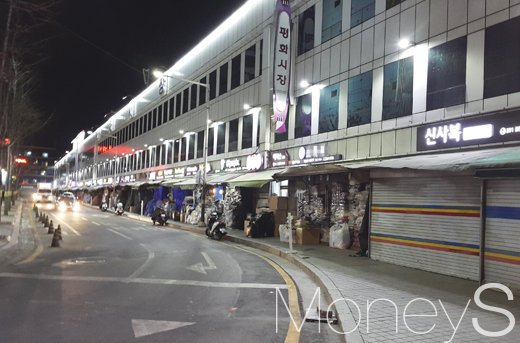 지난 1일 저녁 한산한 평화시장 거리. /사진 = 허주열 기자